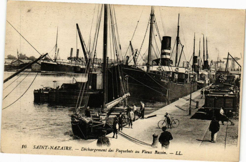 Carte postale ancienne Saint-Nazaire - Dechargement des Paquebots à Saint-Nazaire