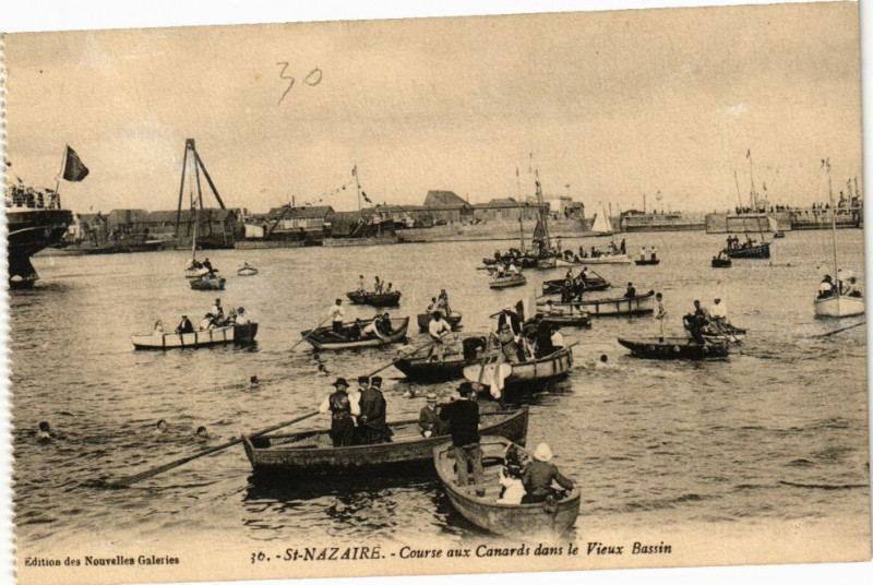 Carte postale ancienne Saint-Nazaire - Course aux Canarsdans le vieux Bassin à Saint-Nazaire
