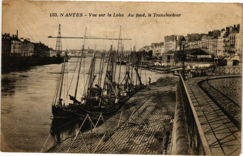 Carte postale ancienne Nantes-Vue sur la Loire Au fond le Transbordeur à Nantes