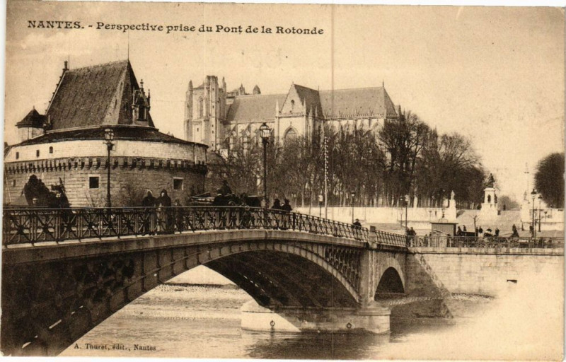 Carte postale ancienne Nantes-Perspective prise du Pont de la Rotonde à Nantes