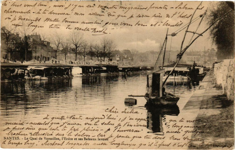 Carte postale ancienne Nantes-Le Quai de Versailles I'Erdre et ses Bateux lavoirs à Nantes