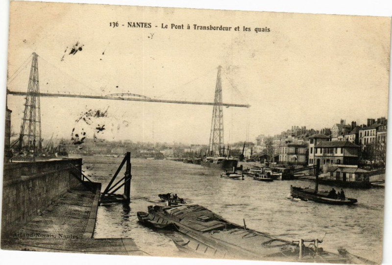 Carte postale ancienne Nantes-Le Pont a Transbordeur et les quais à Nantes