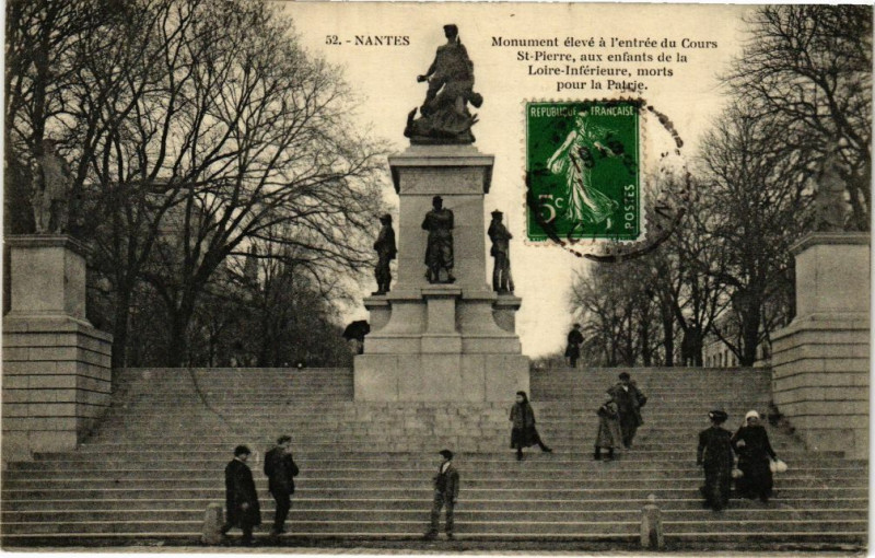 Carte postale ancienne Nantes - Monument eleve al'entrée du Cours Saint-Pierre aux enfants à Nantes