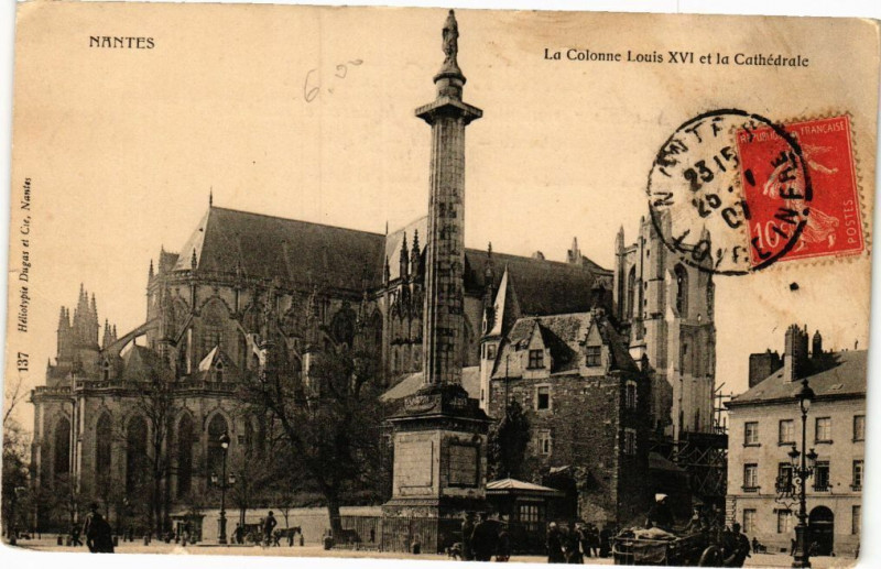 Carte postale ancienne Nantes - La Colonne Louis Xvi et la Cathédrale à Nantes