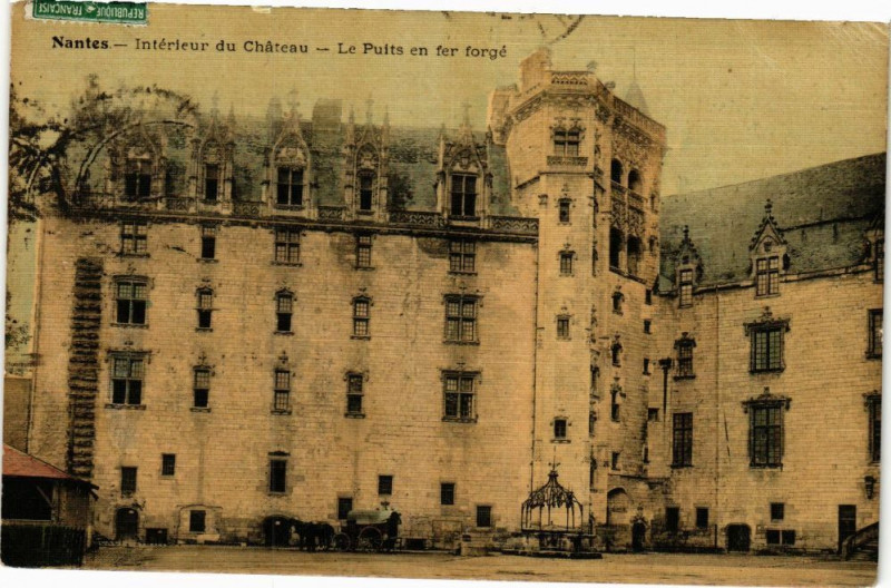 Carte postale ancienne Nantes - Interieur du Chateau - Le Puits en fer forge à Nantes