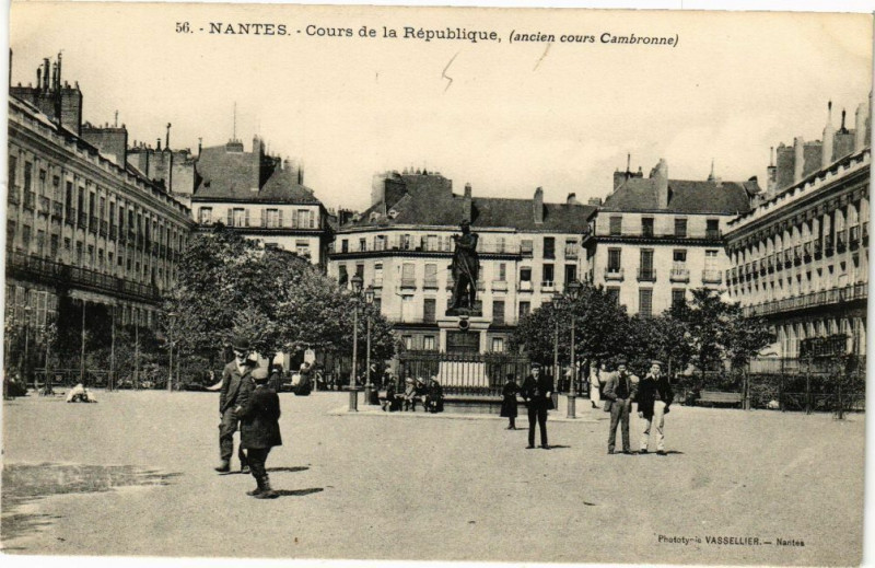 Carte postale ancienne Nantes - Cours de la Republique (ancien cours Cambronne) à Nantes