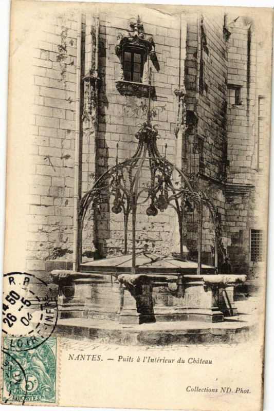 Carte postale ancienne Nantes - Puits a l'Interieur du Chateau à Nantes