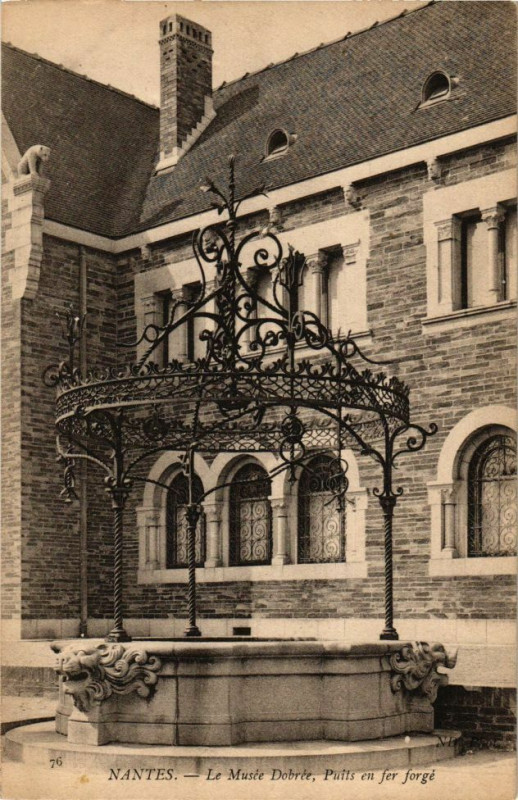 Carte postale ancienne Nantes - Le Musée Dobrée Puits en fer-forge à Nantes
