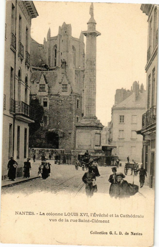 Carte postale ancienne Nantes - La colonne Louis Xvi l'Eveche et la Cathédrale vus de à Nantes