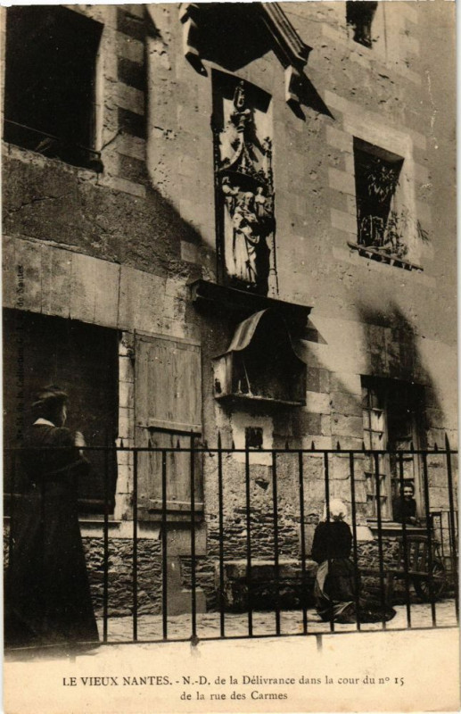 Carte postale ancienne Le Vieux Nantes - N.-D. de la Delyvrance dans la cour du no 15 à Nantes