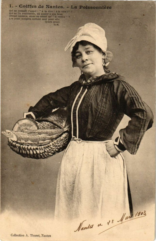 Carte postale ancienne Coiffes de Nantes - La Poissonniere à Nantes