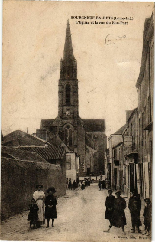 Carte postale ancienne Bourgneuf-en-Retz - L'Eglise et la rue du Bon-Port