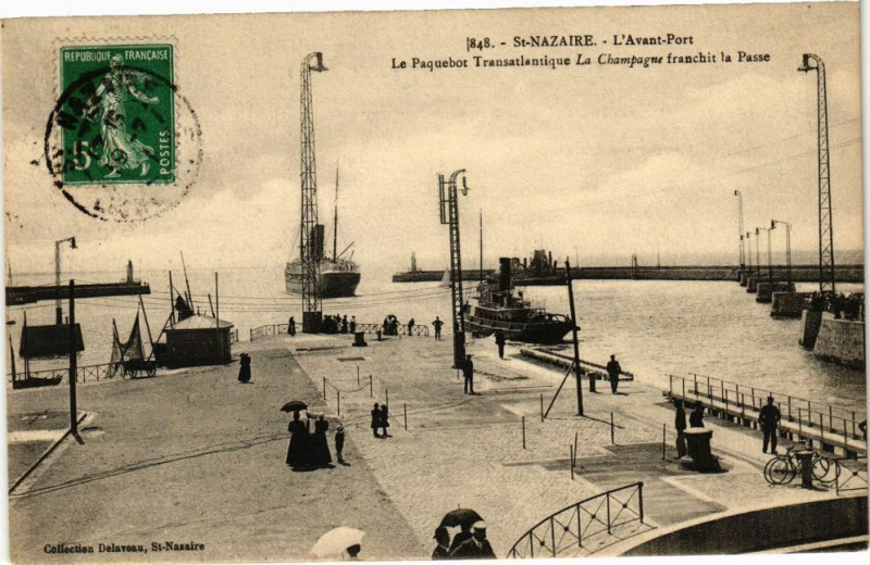 Carte postale ancienne Saint-Nazaire L'Avant-Port Le Paquebot Transatlantique la Champagne à Saint-Nazaire
