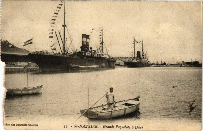 Carte postale ancienne Saint-Nazaire - Grands Paquebots a Quai à Saint-Nazaire