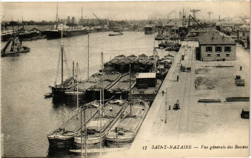 Carte postale ancienne Saint-Nazaire - Vue générale des Bassins à Saint-Nazaire
