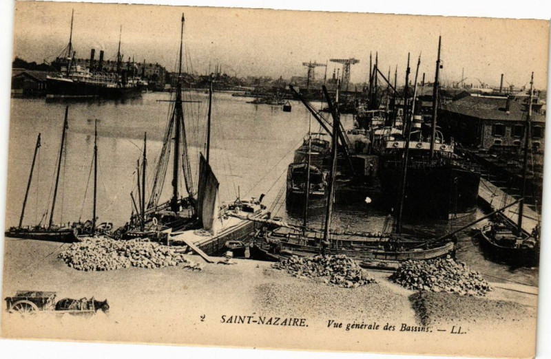 Carte postale ancienne Saint-Nazaire - Vue générale des Bassins à Saint-Nazaire