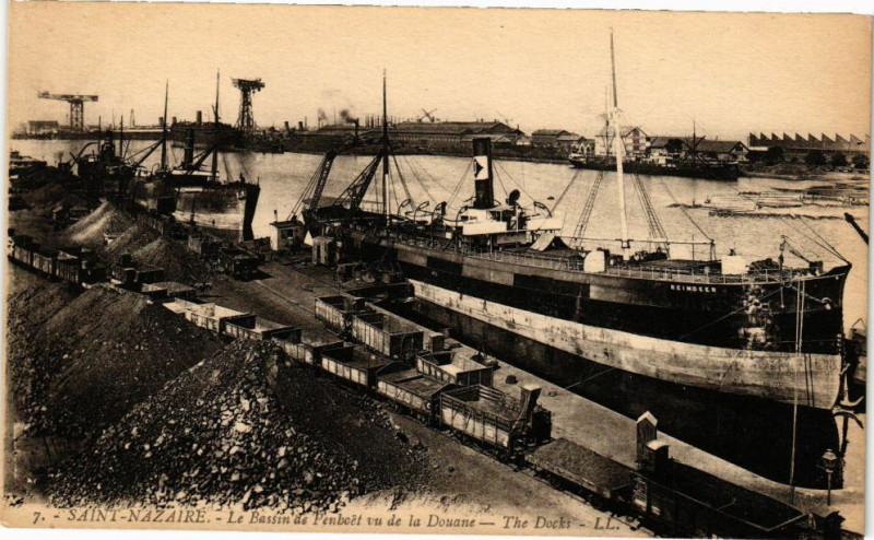 Carte postale ancienne Saint-Nazaire - Le Bassin de Penhoet vu de la Douane à Saint-Nazaire