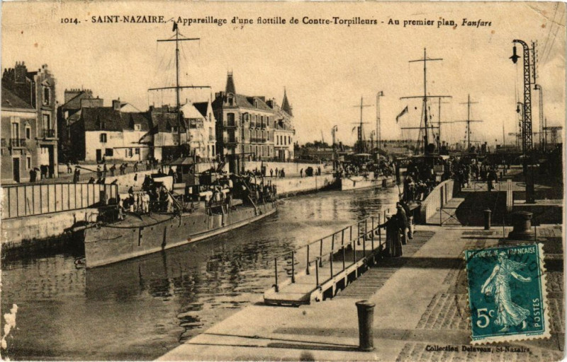 Carte postale ancienne Saint-Nazaire - Apperaillage d'une flottille de Contre-Torpilleurs à Saint-Nazaire