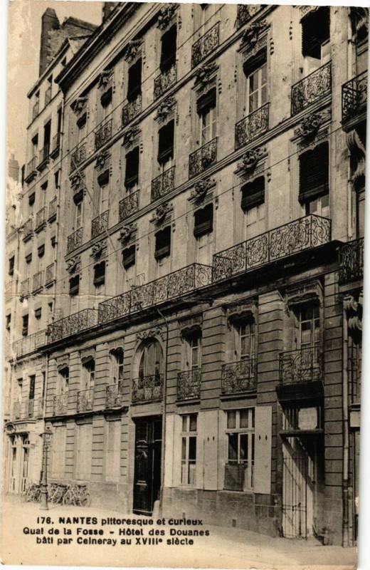 Carte postale ancienne Nantes Pittoresque - Quai de la Fosse - Hotel des Douanes bati à Nantes