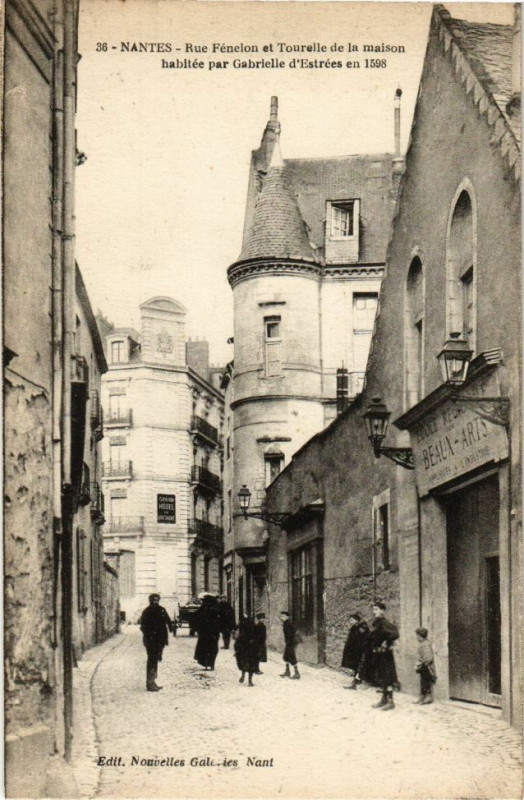 Carte postale ancienne Nantes Rue Fenelon et Tourelle de la maison habitée par Gabrielle à Nantes