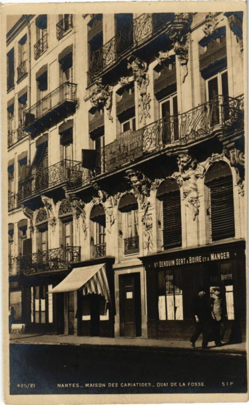 Carte postale ancienne Nantes - Maison des Cariatides - Quai de la Fosse à Nantes