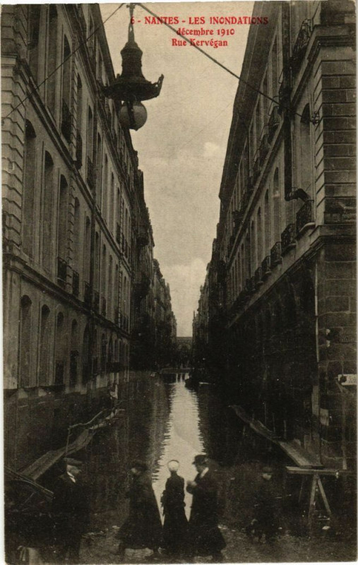 Carte postale ancienne Nantes - Les Inondations decembre 1910 - Rue Kervegan à Nantes