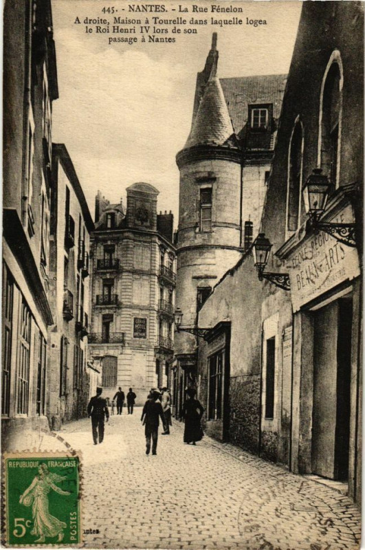 Carte postale ancienne Nantes La Rue Fenelon A droite Maison a Tourelle dans laquelle... à Nantes