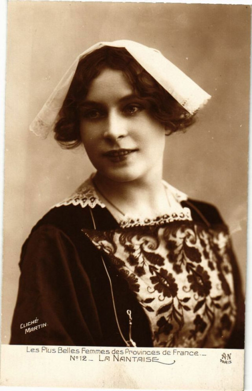 Carte postale ancienne Les Plus Belles Femmes des Providences de France - La Nantaise