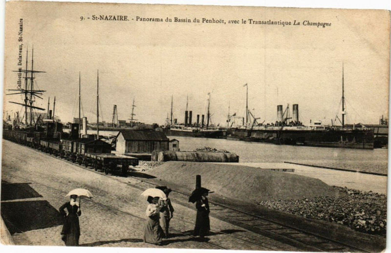 Carte postale ancienne Saint-Nazaire - Panorama du Bassin du Penhoet avec le Transatlantique à Saint-Nazaire