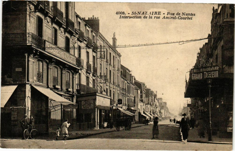 Carte postale ancienne Saint-Nazaire - Rue de Nantes - Intersection de la rue Amiral-Courbet à Saint-Nazaire