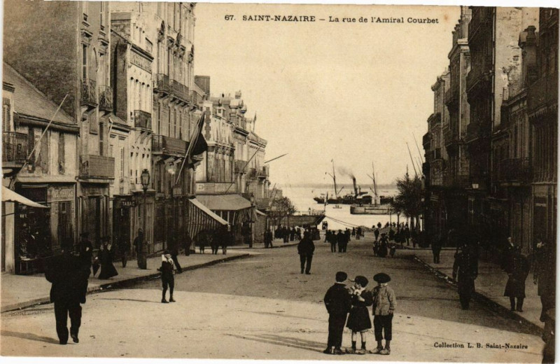 Carte postale ancienne Saint-Nazaire - La rue de l'Amiral Courbet à Saint-Nazaire