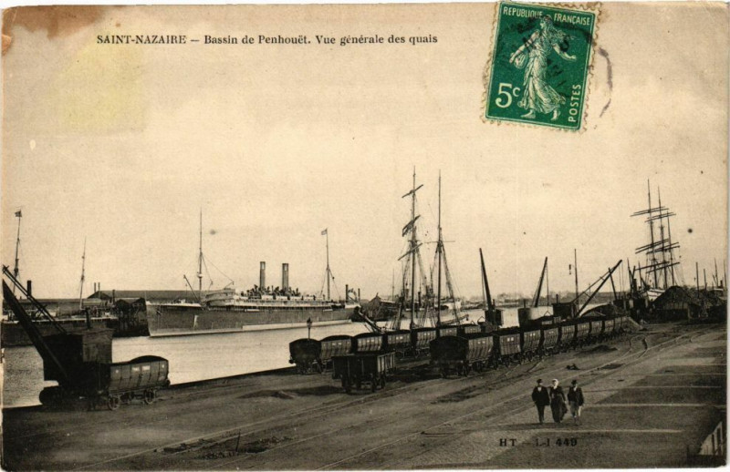 Carte postale ancienne Saint-Nazaire - Bassin de Penhouet Vue générale des quais à Saint-Nazaire