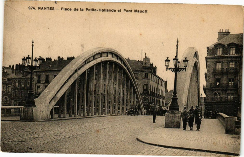 Carte postale ancienne Nantes - Place de la Petite-Hollande et Pont Maudit à Nantes
