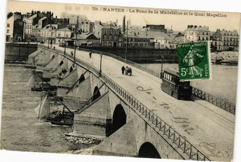 Carte postale ancienne Nantes - Le Pont de la Madeleine et le Quai Magellan à Nantes