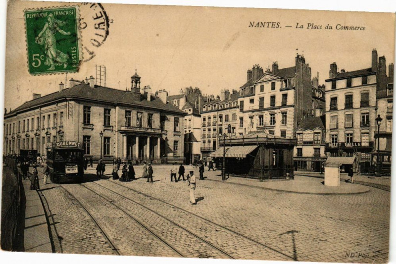 Carte postale ancienne Nantes - La Place du Commerce à Nantes