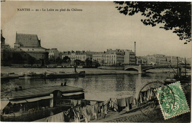 Carte postale ancienne Nantes - La Loire au pied du Chateau à Nantes