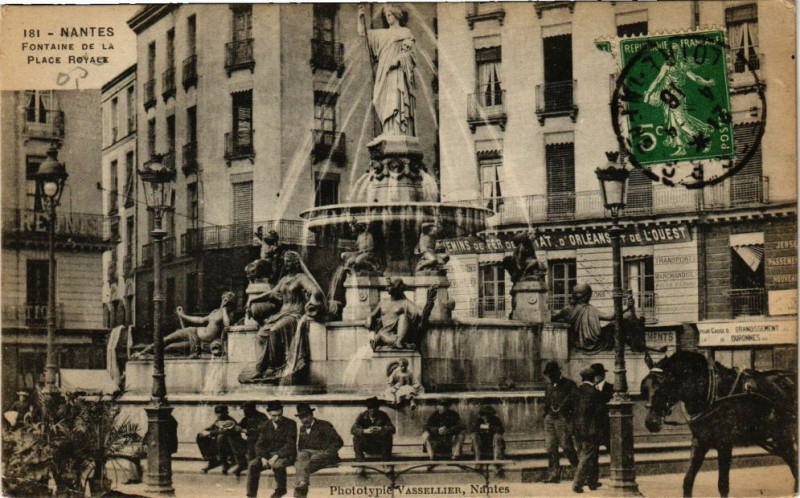 Carte postale ancienne Nantes - Fontaine de la Place Royale à Nantes