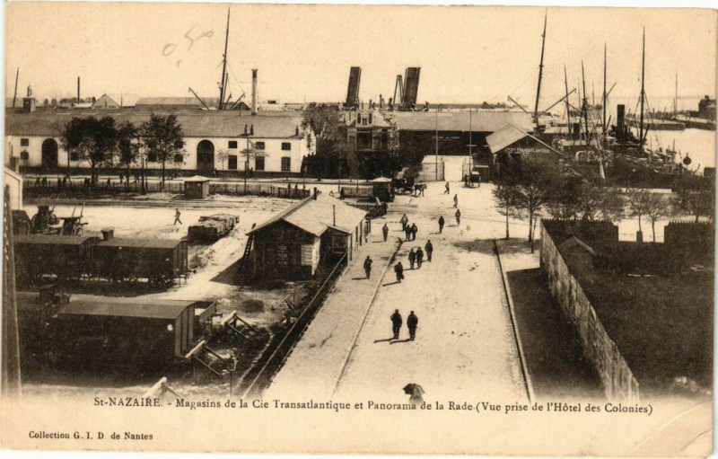 Carte postale ancienne Saint-Nazaire - Magasins de la Cie Transatlantique et Panorama de... à Saint-Nazaire