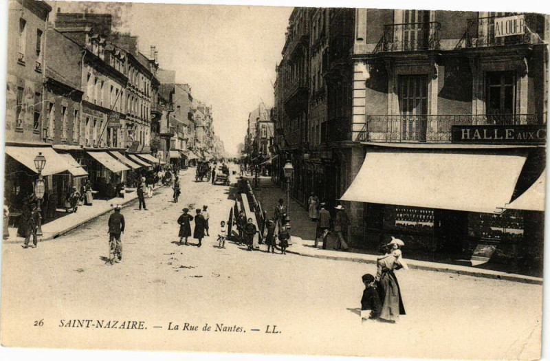 Carte postale ancienne Saint-Nazaire - La Rue de Nantes à Saint-Nazaire