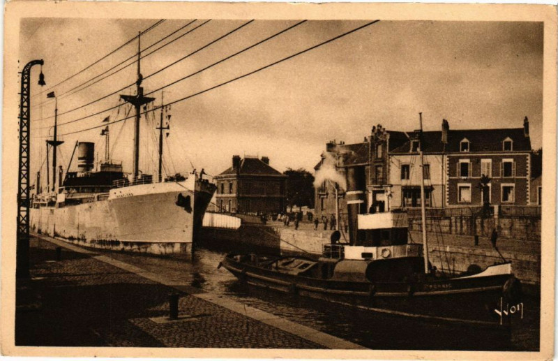 Carte postale ancienne Saint-Nazaire (Loire-Infer.) - Remorquae dans le Sas à Saint-Nazaire
