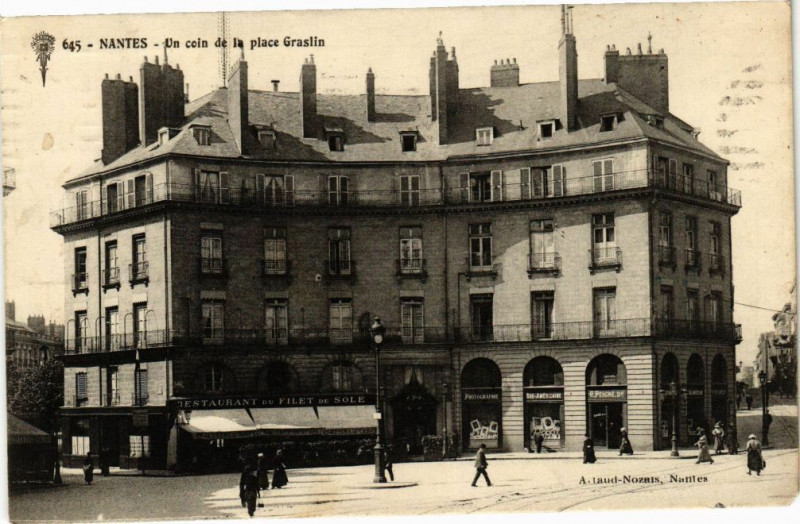 Carte postale ancienne Nantes - Un coin de la place Gralin à Nantes