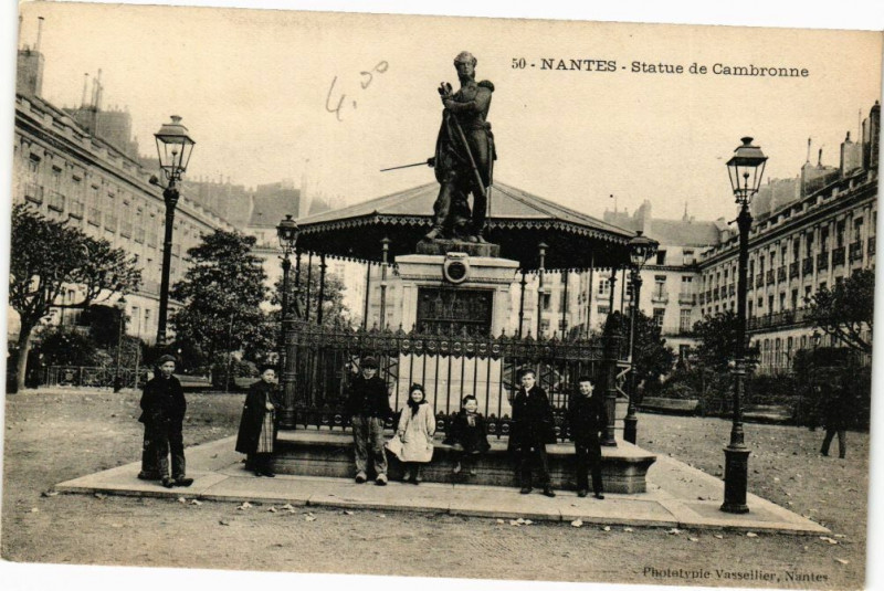 Carte postale ancienne Nantes - Statue de Cambronne à Nantes