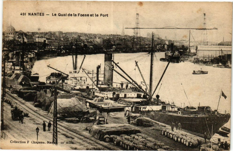 Carte postale ancienne Nantes - Le Quai de la Fosse et le Port à Nantes