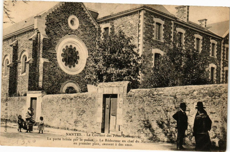 Carte postale ancienne Nantes - Le Couvent des Pere Prefucoutrée - La Porte brisée par... à Nantes