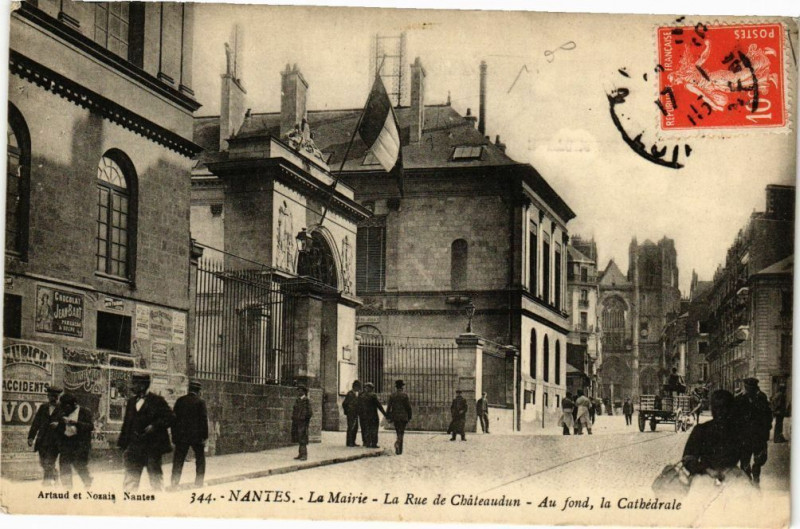 Carte postale ancienne Nantes - La Mairie - La Rue de Chateaudun - Au fond la Cathédrale à Nantes