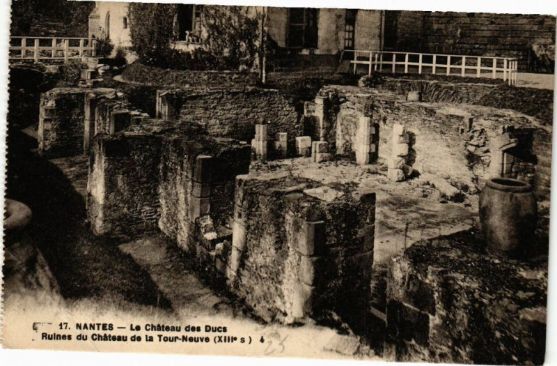 Carte postale ancienne Nantes - La Chateau des Ducs - Ruines du Chateau de la Tour-Neuve à Nantes
