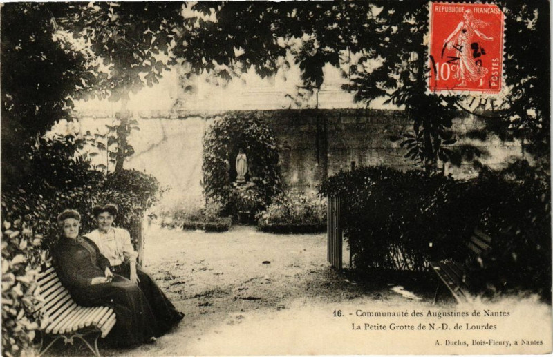 Carte postale ancienne Communaute des Augustines de Nantes La Petite de N.-D. de Lourdes à Nantes