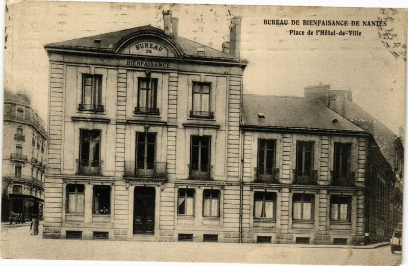 Carte postale ancienne Bureau de Bienfaisance de Nates - Place de l'Hotel-de-Ville