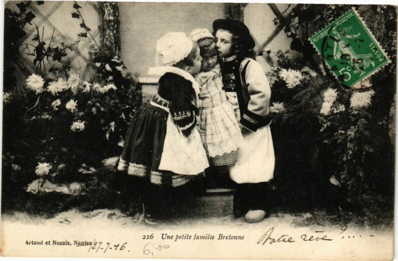 Carte postale ancienne Une petite familie Bretonne