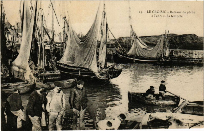 Carte postale ancienne Le Croisic - Barques de peche au Croisic